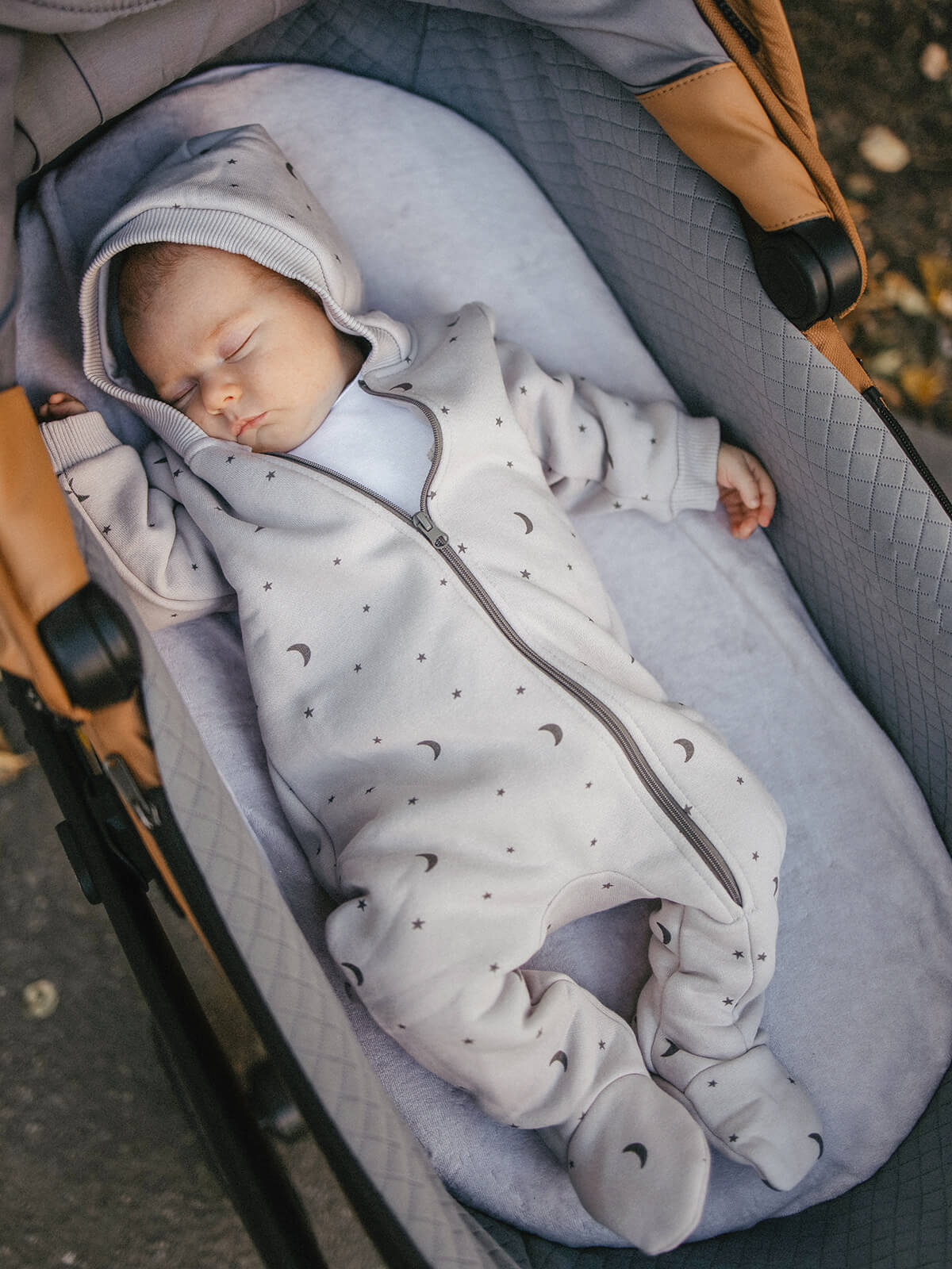 Утеплённый комбинезон с капюшоном Mjolk White Sand Moons с закрытой ножкой 2