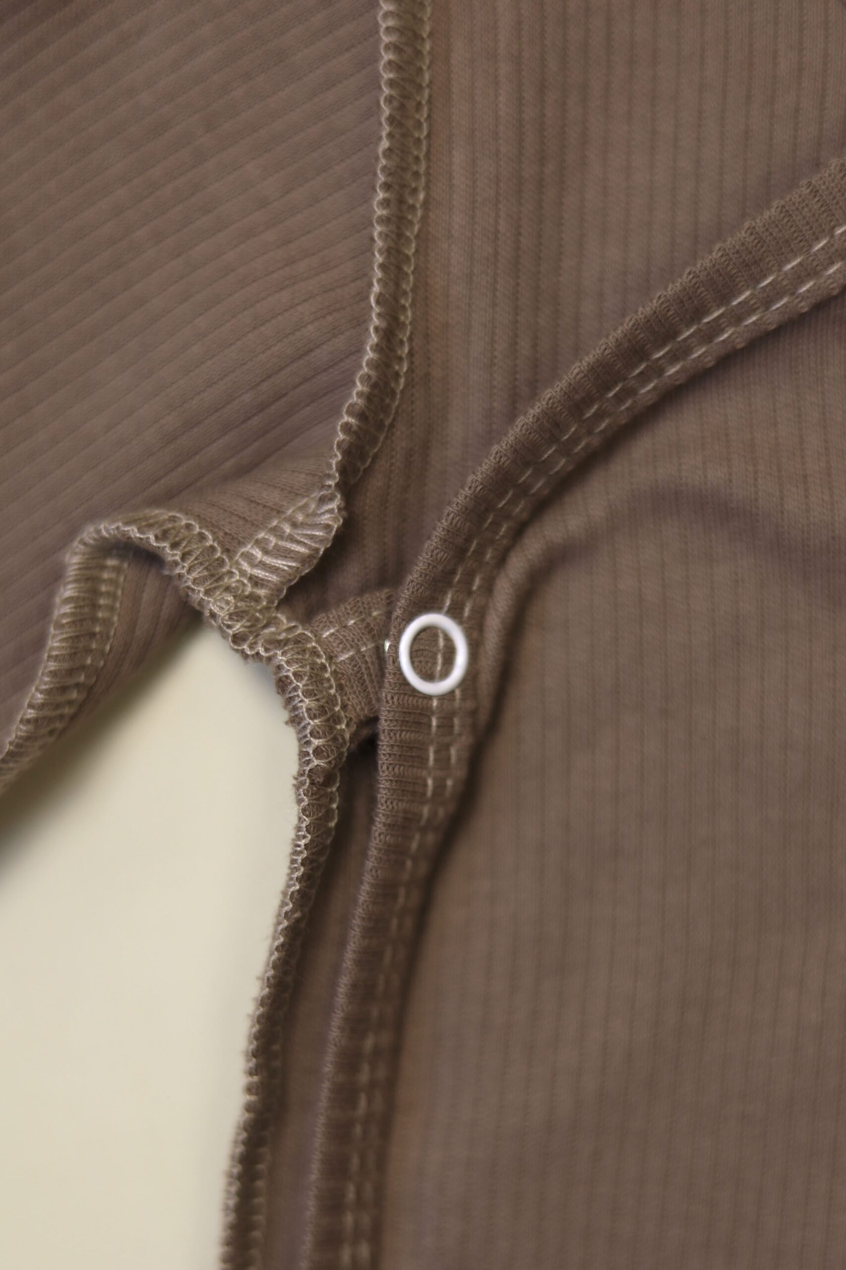 Боди MATUSHKIN на запах, длинный рукав, швы наружу, интерлок-лапша, цвет капучино