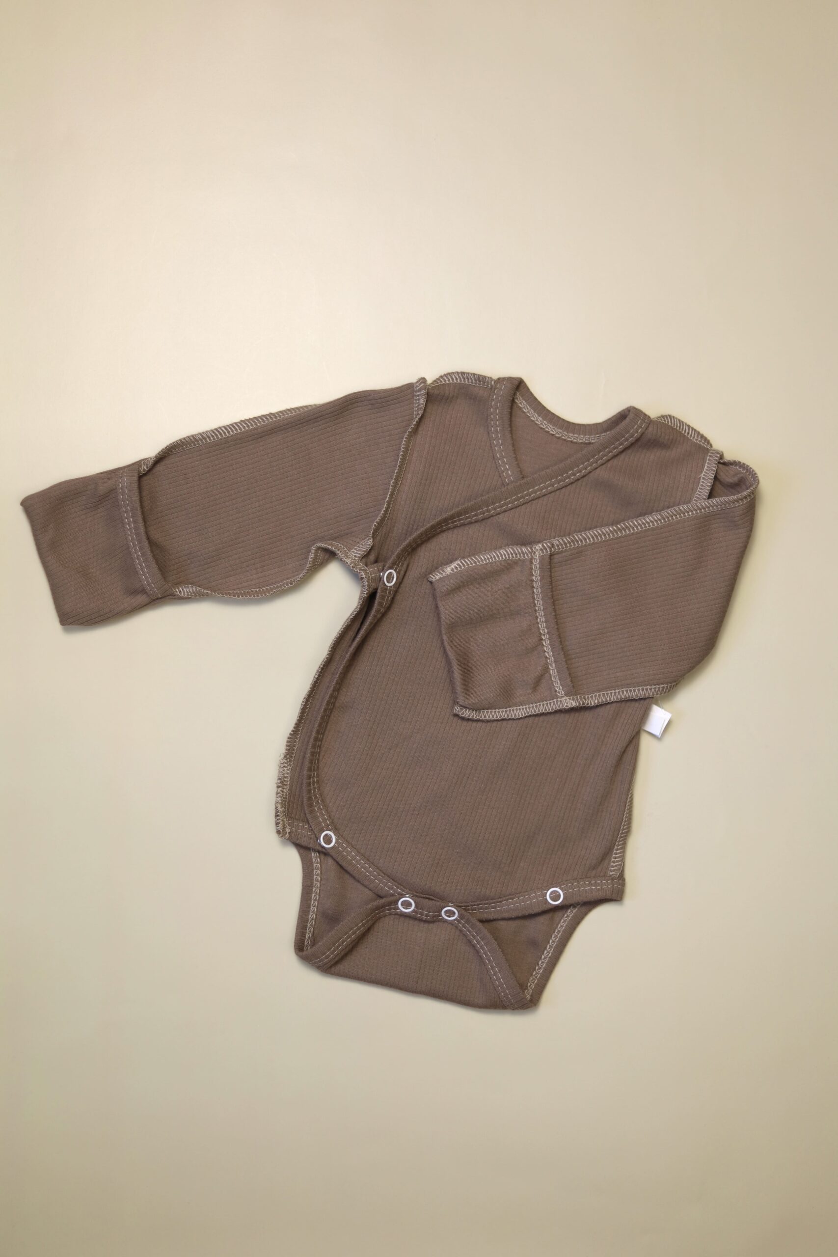 Боди MATUSHKIN на запах, длинный рукав, швы наружу, интерлок-лапша, цвет капучино